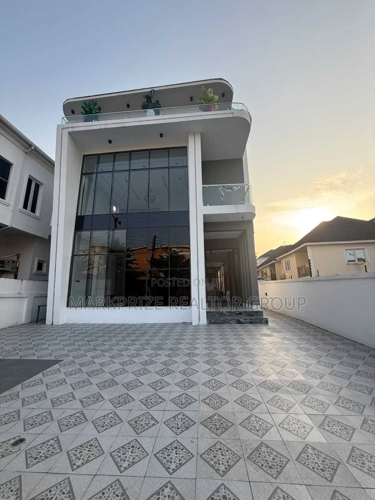 5bdrm Duplex in Chevron Toll Gate for sale in Chevron