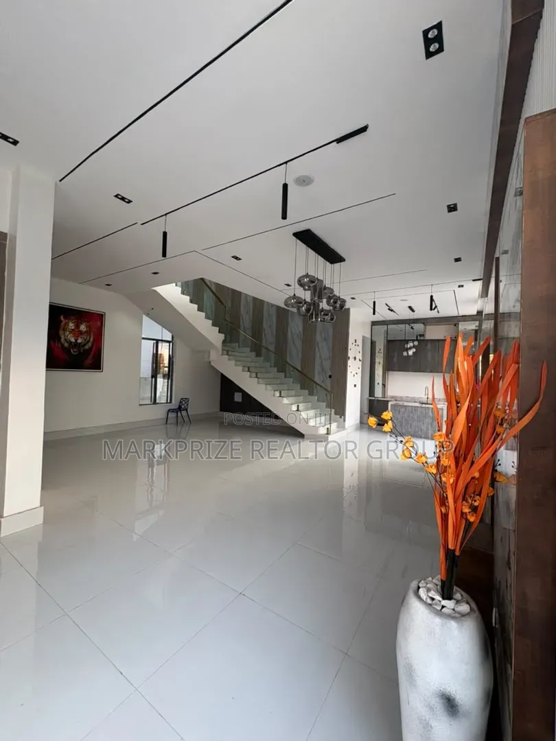 5bdrm Duplex in Chevron Toll Gate for sale in Chevron