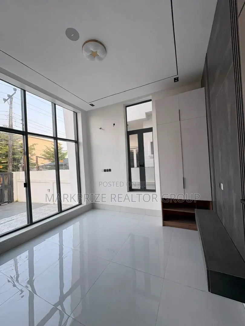 5bdrm Duplex in Chevron Toll Gate for sale in Chevron