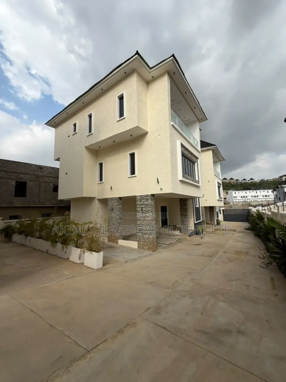 4bdrm Duplex in Apo Resettlement for sale in Apo Resettlement