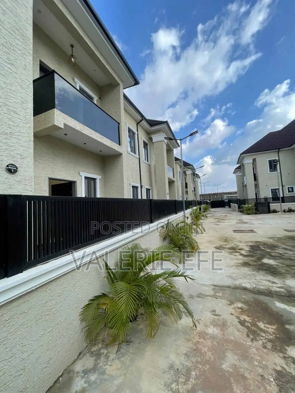 4bdrm Duplex in Gaduwa for sale in Gaduwa