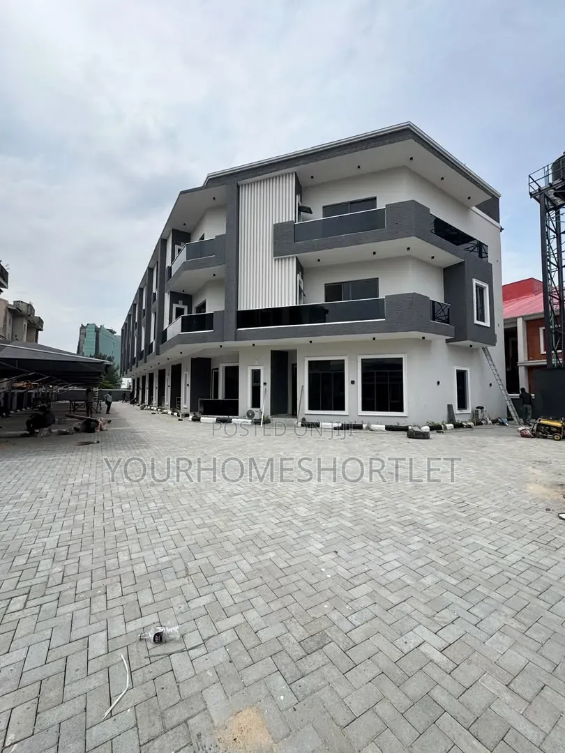 Luxury 4 Bedroom Townhouse With a Bq in Victoria Island Extension