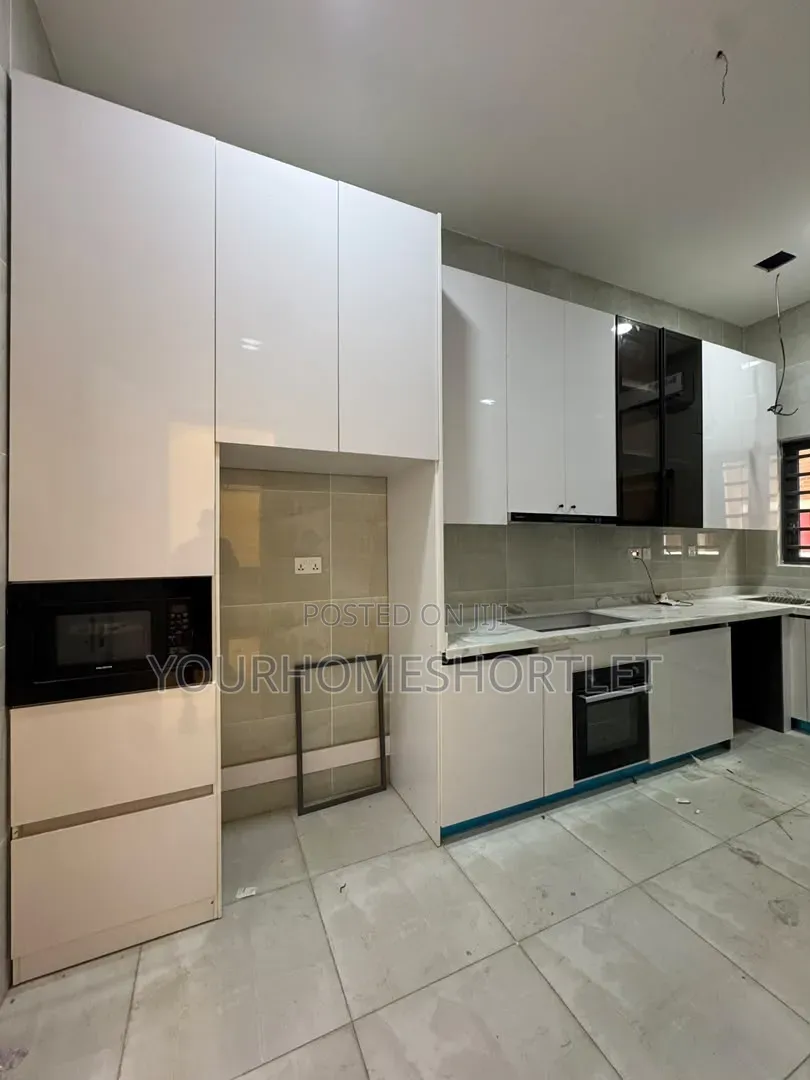 Luxury 4 Bedroom Townhouse With a Bq in Victoria Island Extension