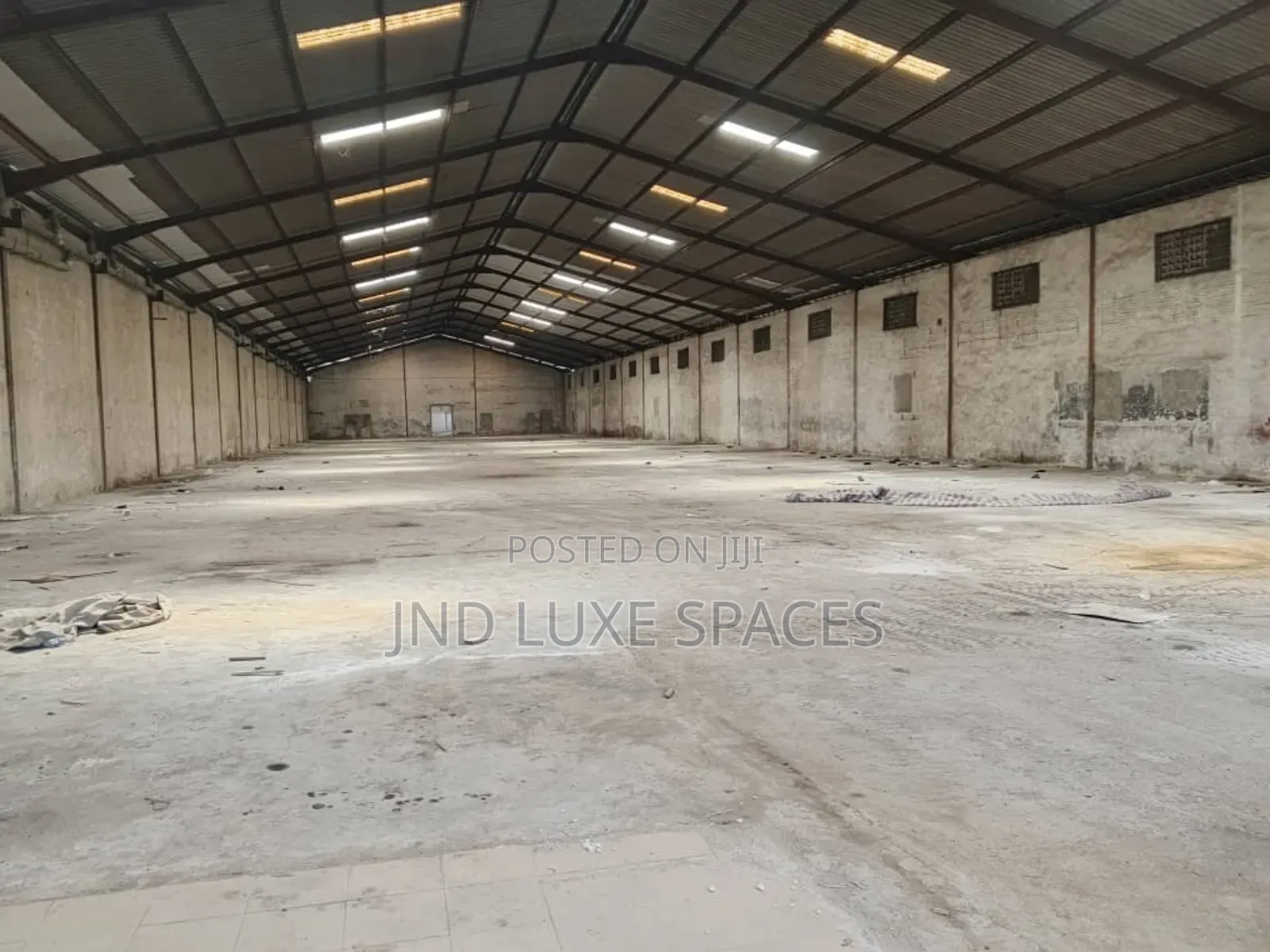 Warehouse Measuring 2200sqm Located in Industrial Neighborhood in Apapa