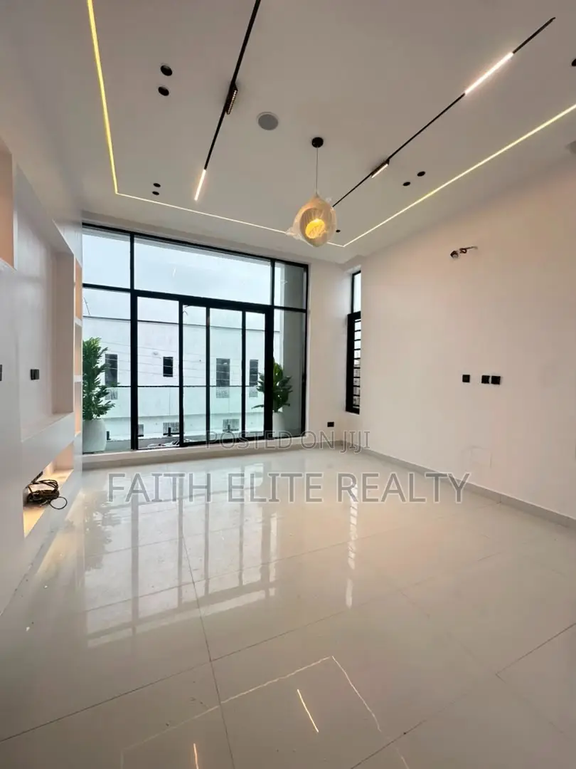 4bdrm Duplex in Ikota for sale in Ikota