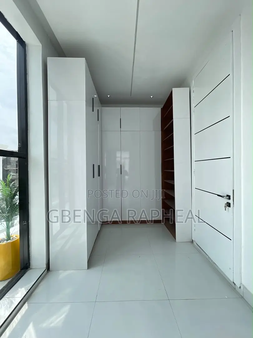 5bdrm Duplex in Chevron, Lekki for sale in Lekki