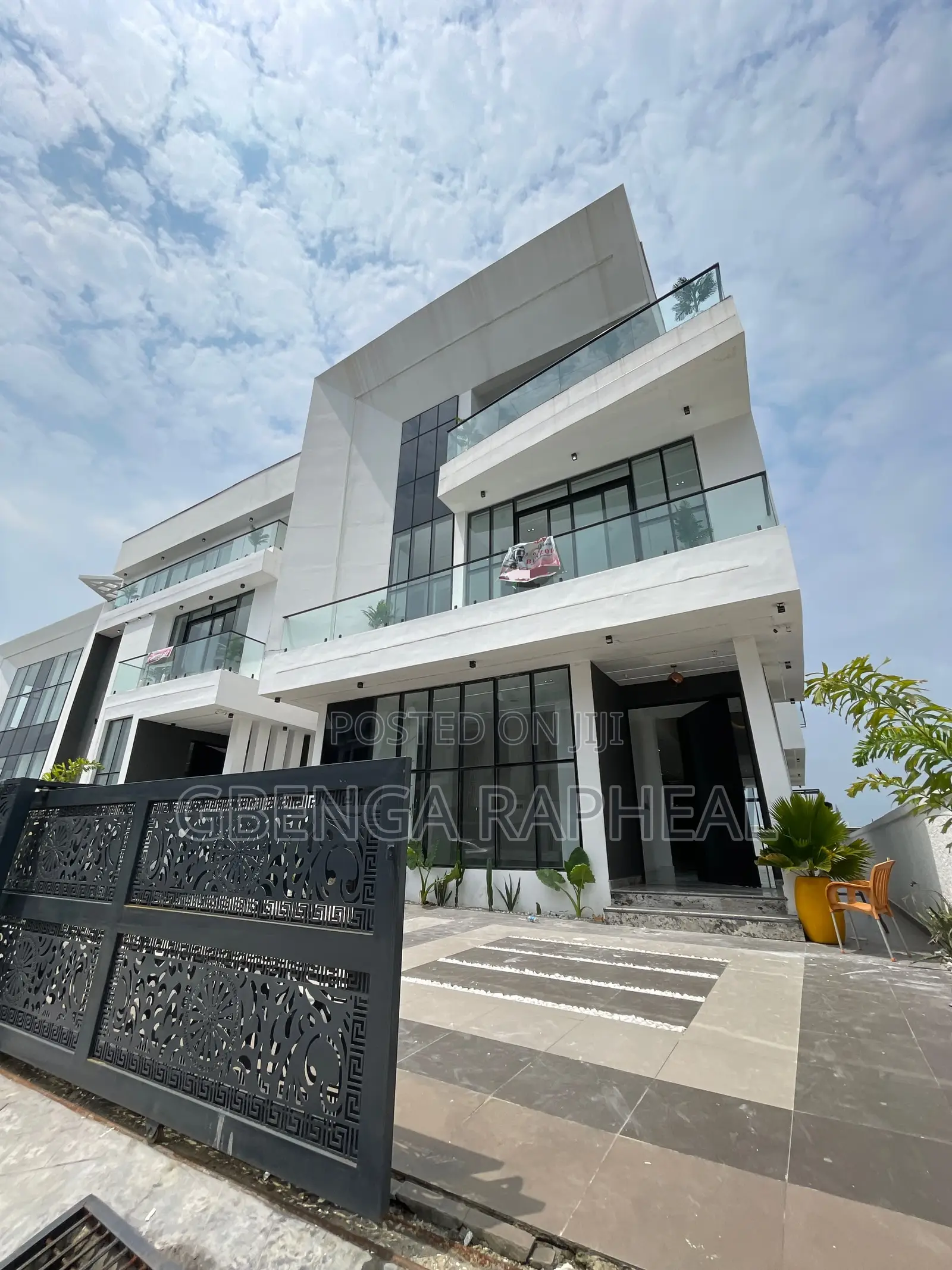 5bdrm Duplex in Chevron, Lekki for sale in Lekki