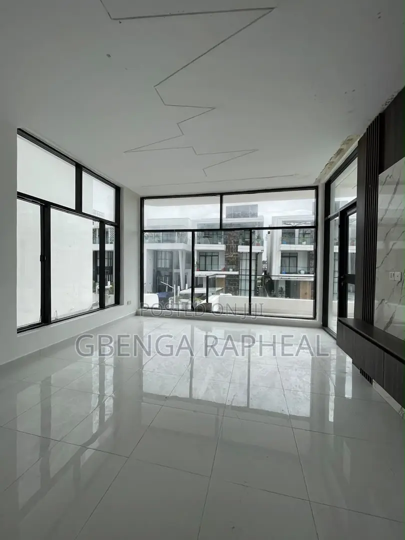 5bdrm Duplex in Chevron, Lekki for sale in Lekki