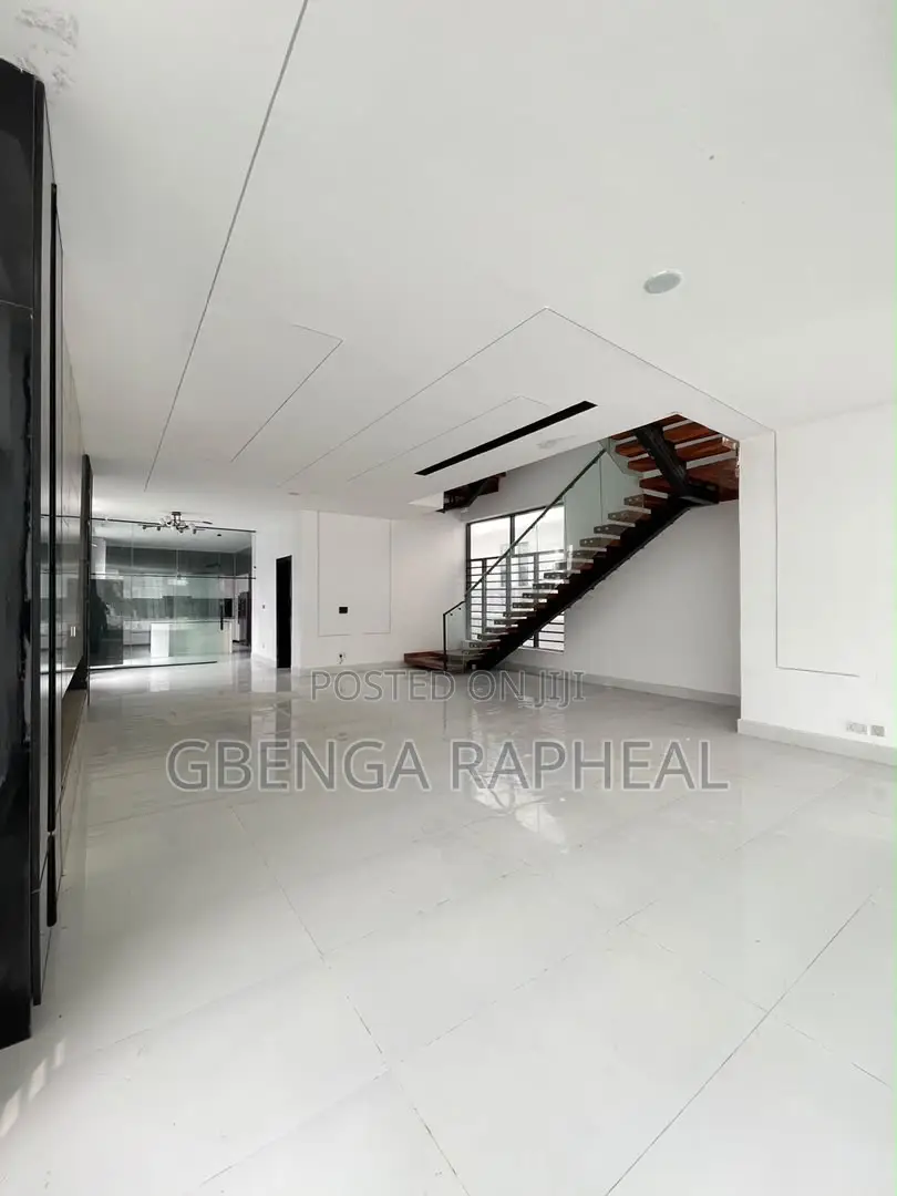5bdrm Duplex in Chevron, Lekki for sale in Lekki