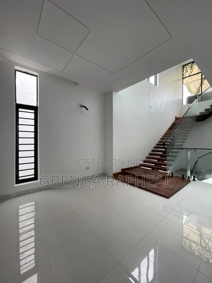 5bdrm Duplex in Chevron, Lekki for sale in Lekki