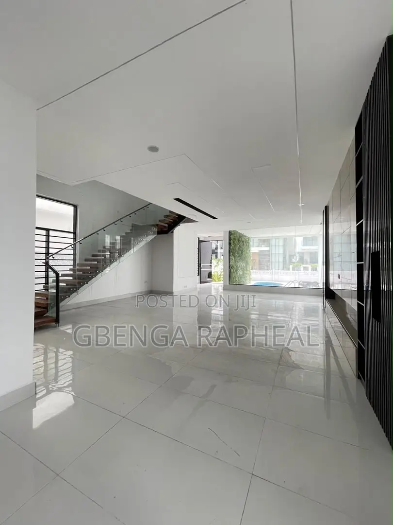 5bdrm Duplex in Chevron, Lekki for sale in Lekki