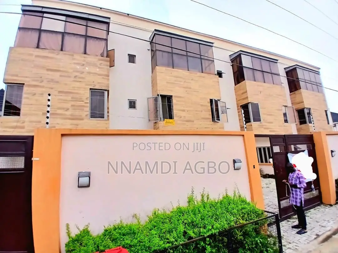 4bdrm Duplex in Ikota for rent in Ikota