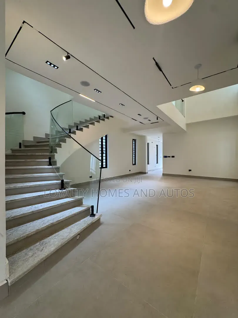 5bdrm Duplex in Lekki Phase 1 for sale in Lekki Phase 1