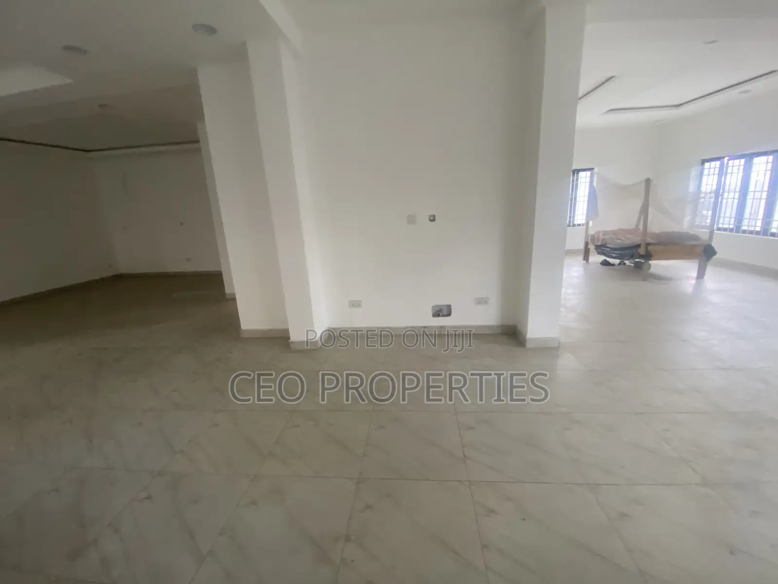 195sqm Ground Floor Warehouse, Store, Office Etc Space in Chevron