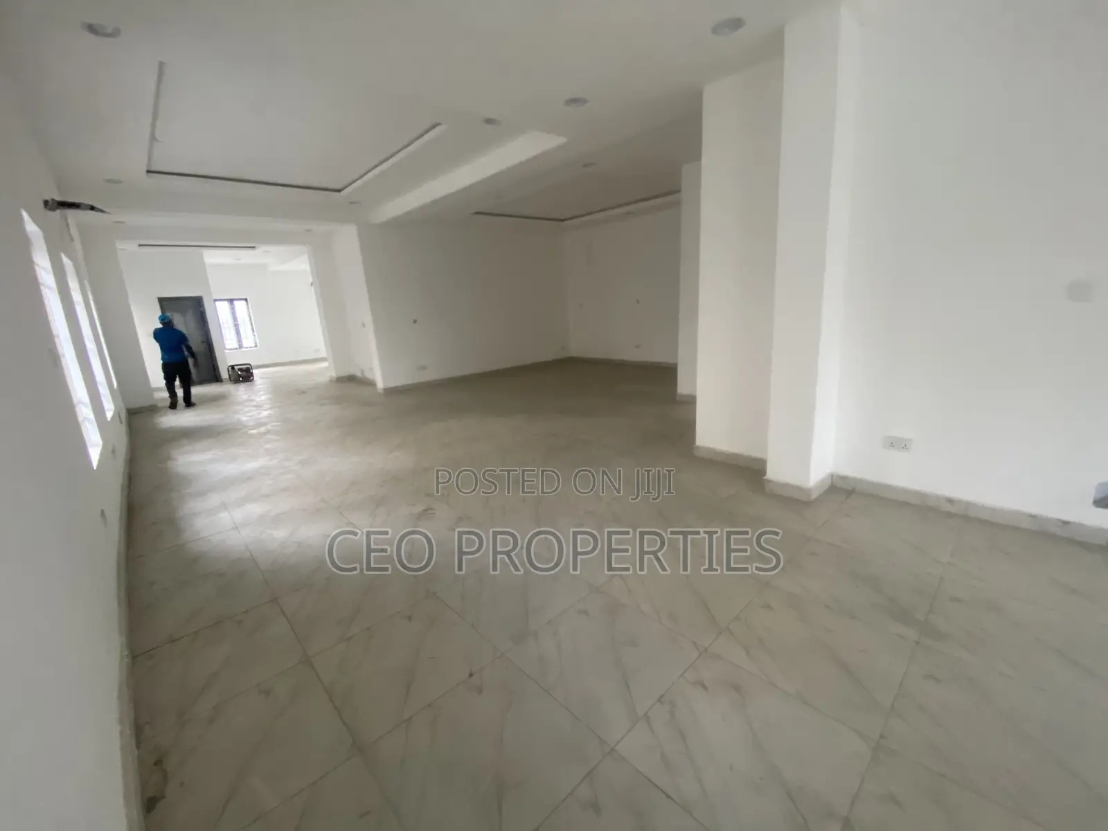195sqm Ground Floor Warehouse, Store, Office Etc Space in Chevron