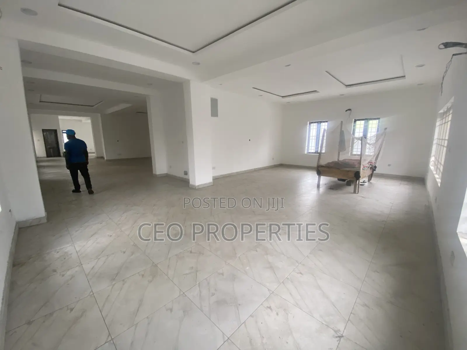 195sqm Ground Floor Warehouse, Store, Office Etc Space in Chevron
