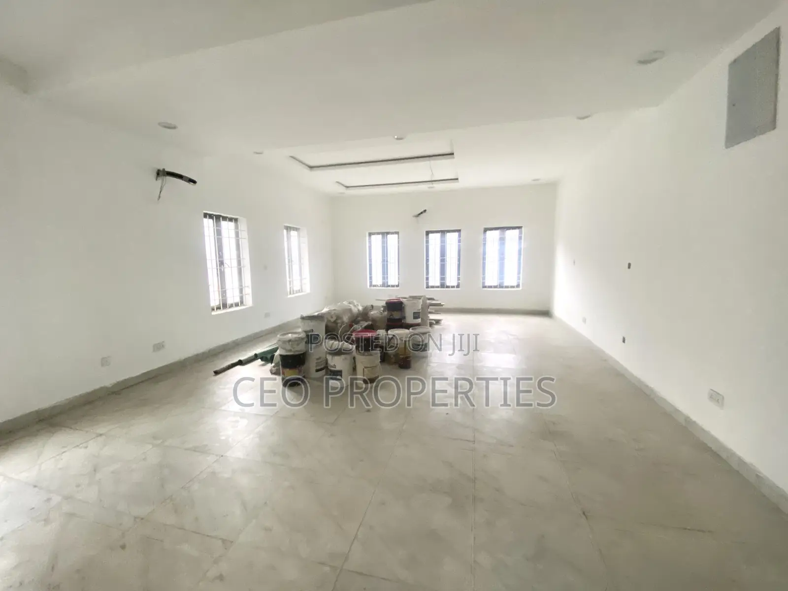 195sqm Ground Floor Warehouse, Store, Office Etc Space in Chevron