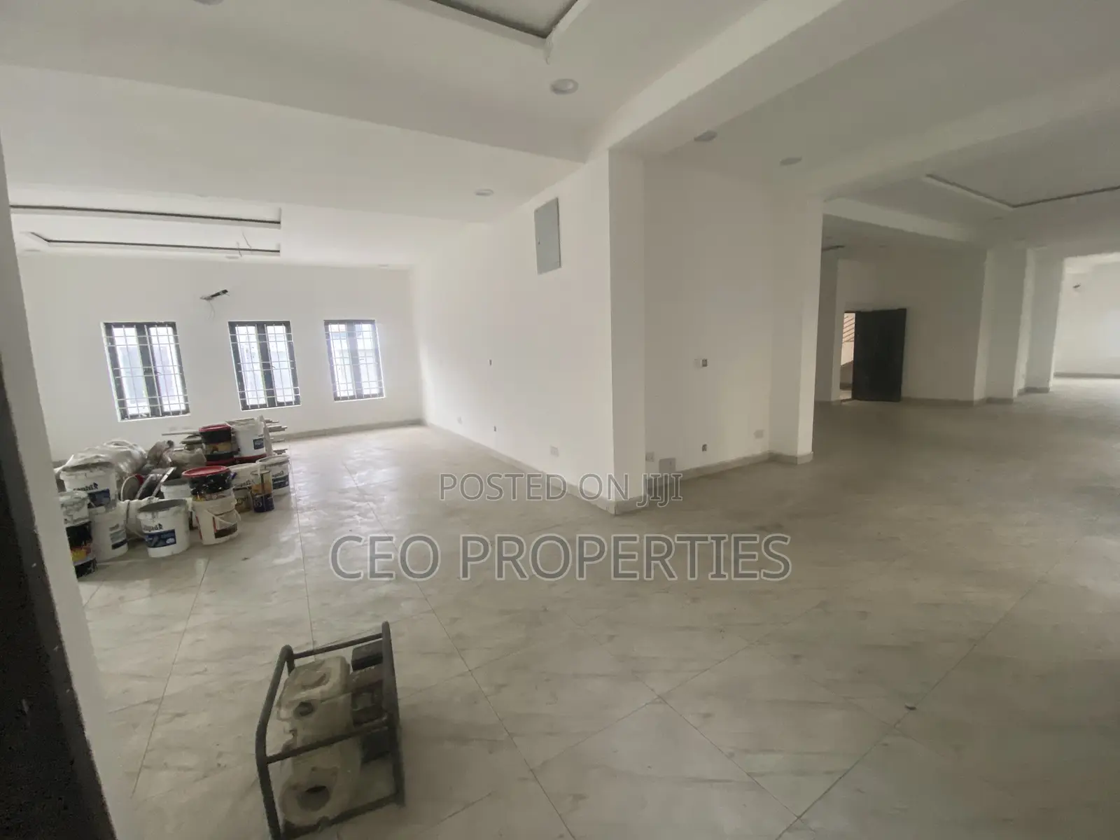 195sqm Ground Floor Warehouse, Store, Office Etc Space in Chevron