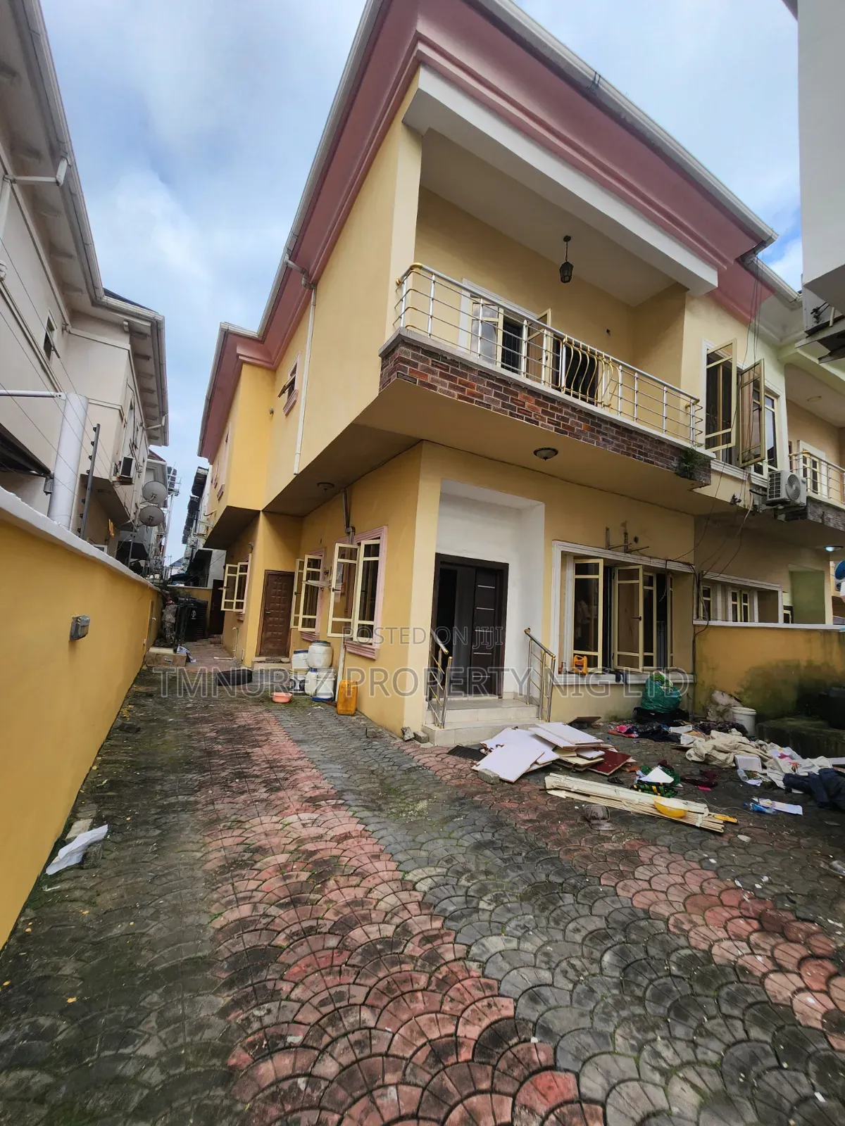 4bdrm Duplex in Chevron for rent in Chevron