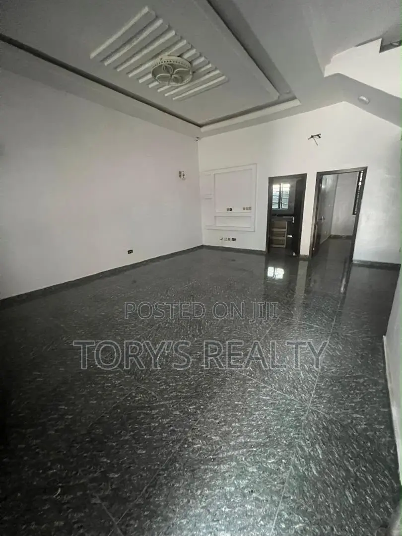 Mini Flat in Chevron for rent in Chevron