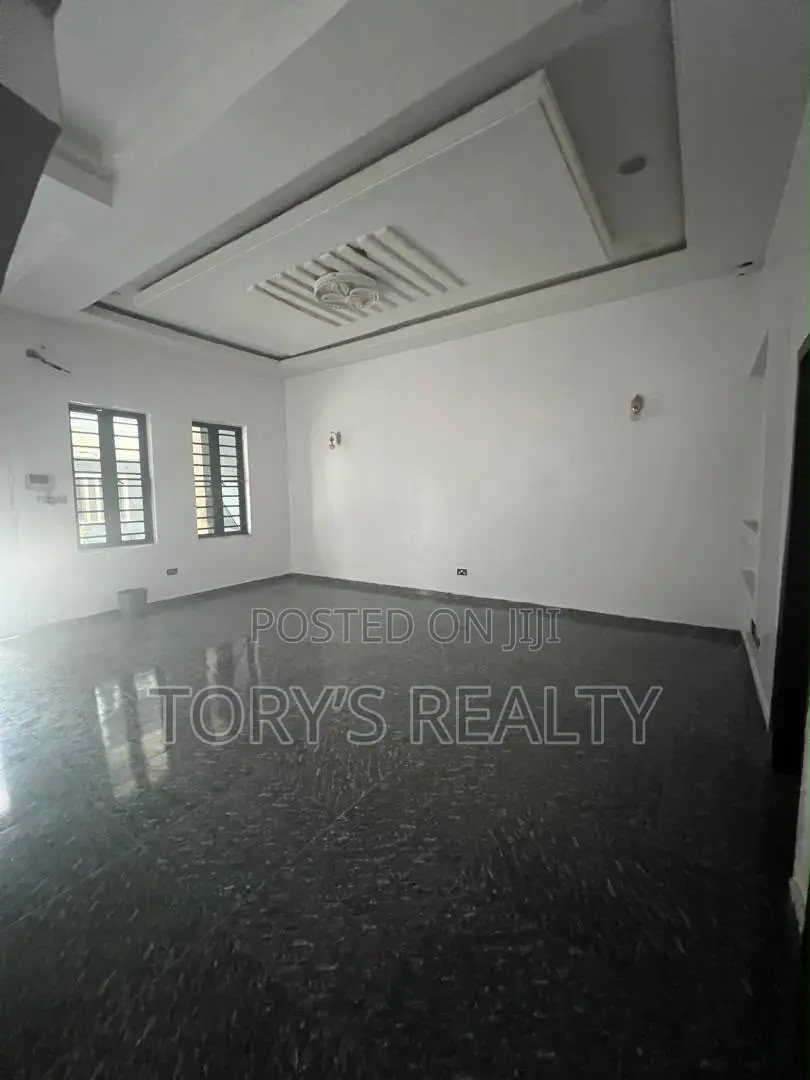Mini Flat in Chevron for rent in Chevron