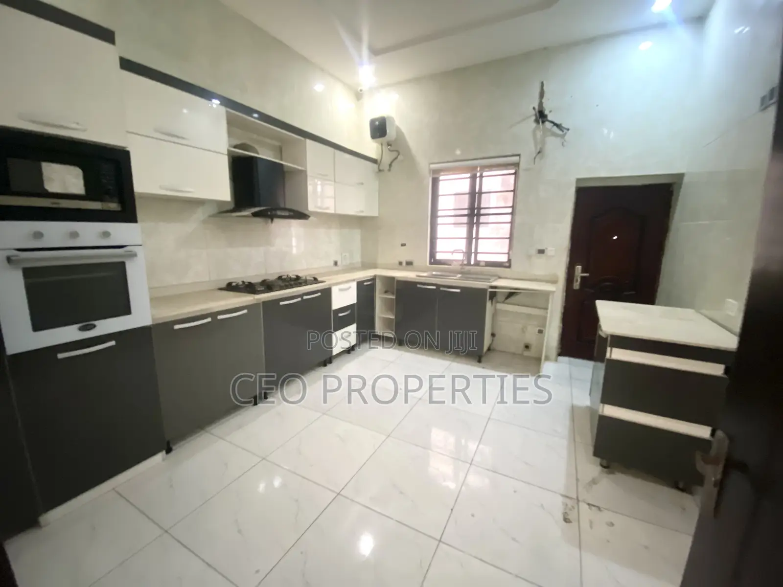 4bdrm Duplex in Chevron for rent in Chevron