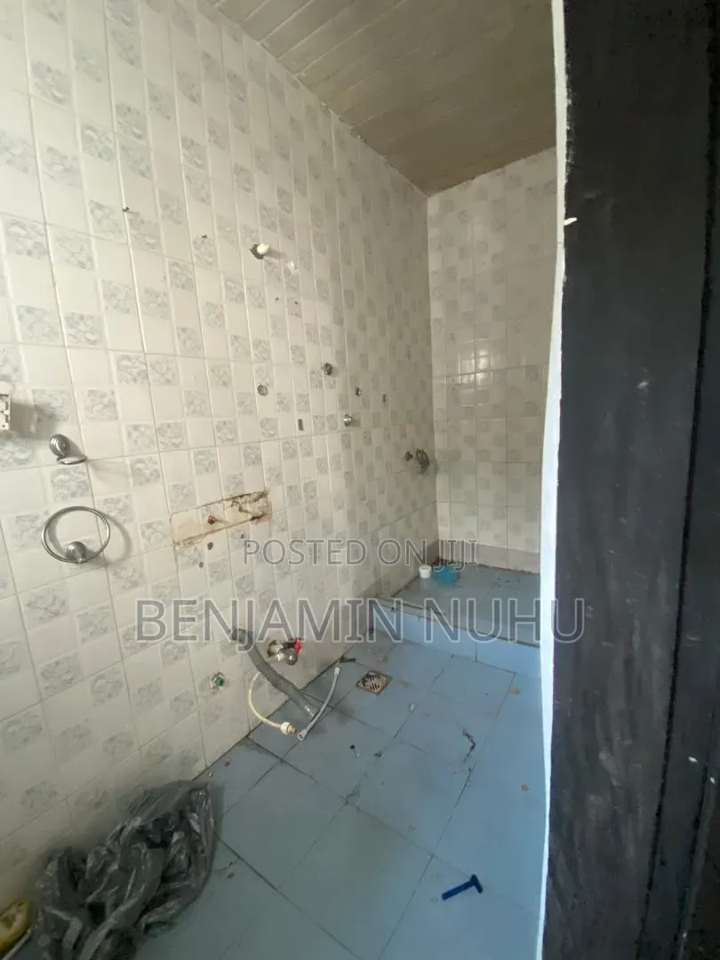 2bdrm Apartment in Off Gbanbala Road for rent in Ikate-Elegushi