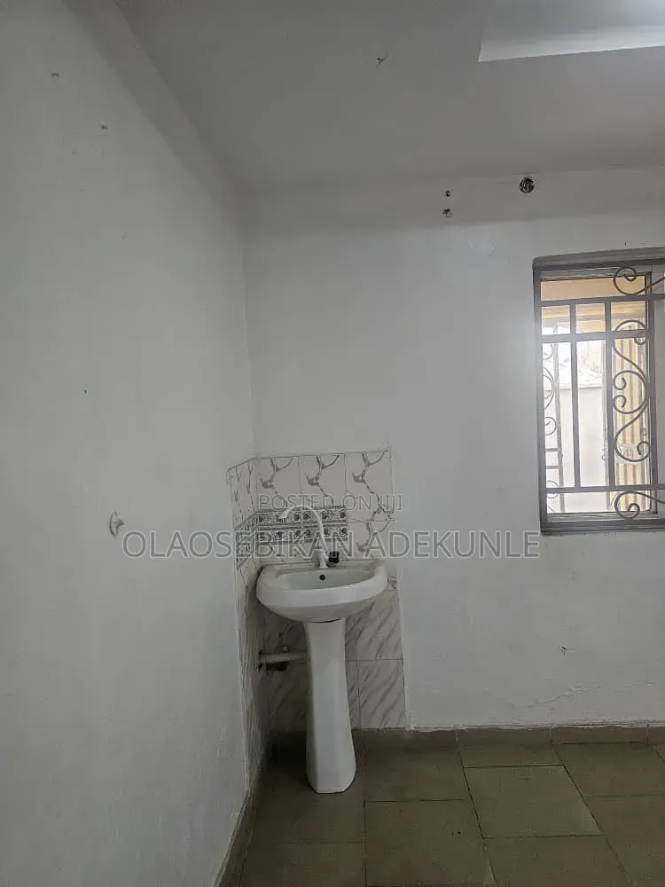 3bdrm Block of Flats in Elebu Estate, Akala Express for rent in Akala Express
