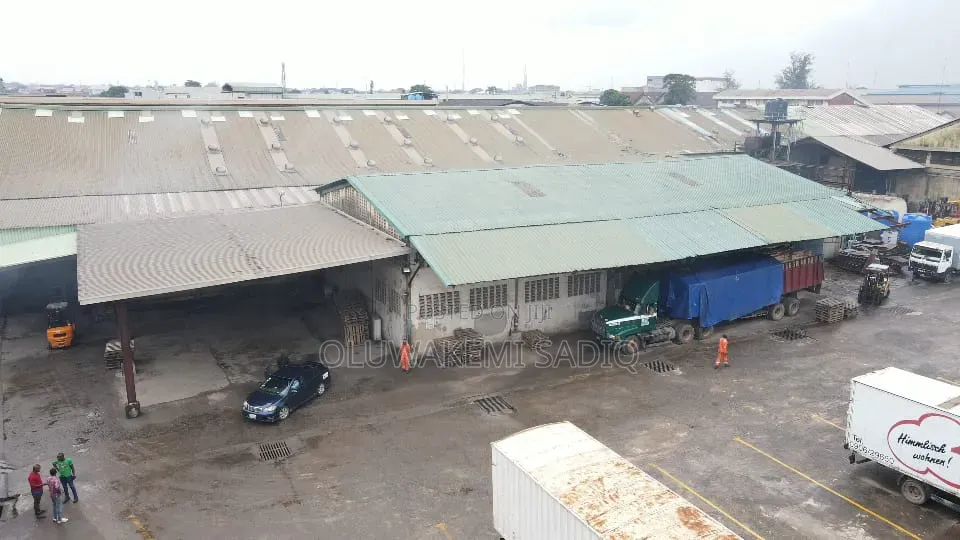 Industrial Warehouse in Airport Road / Ikeja