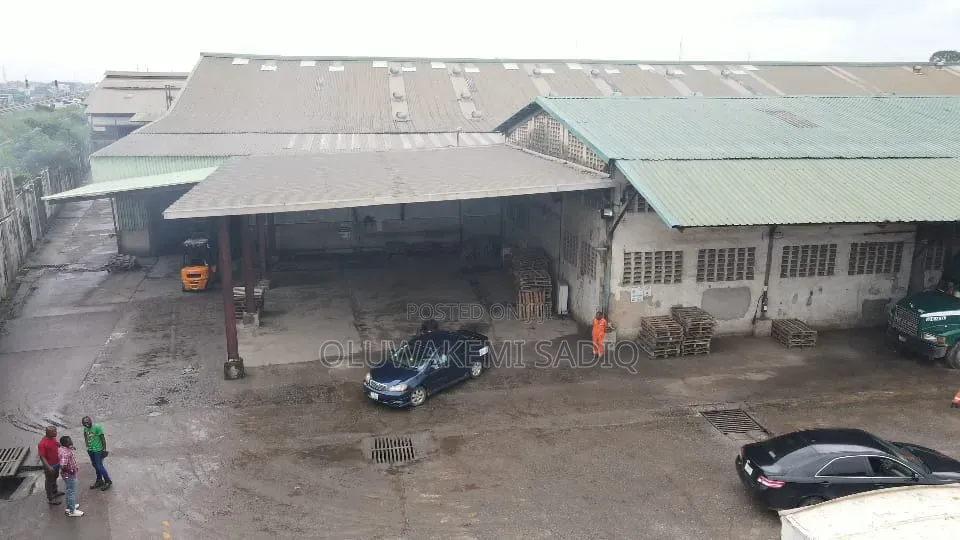 Industrial Warehouse in Airport Road / Ikeja