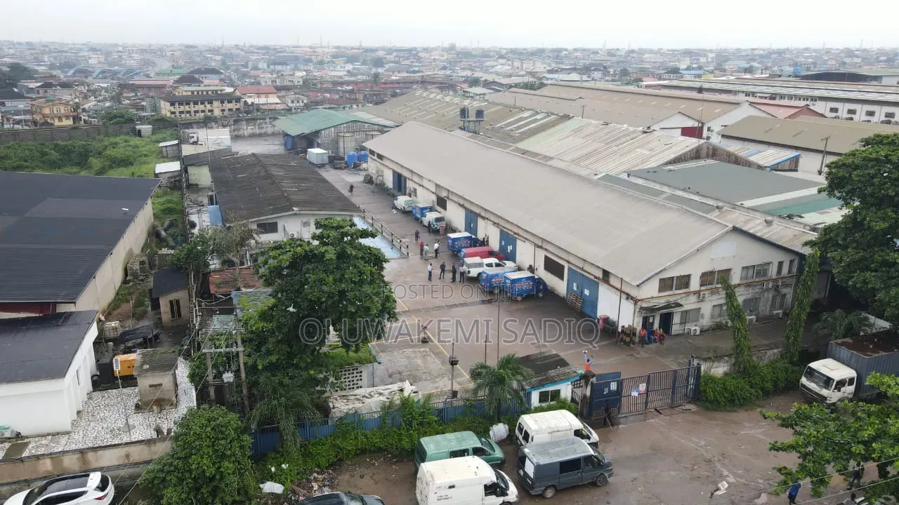 Industrial Warehouse in Airport Road / Ikeja