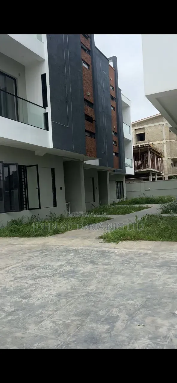 5bdrm Duplex in Adeniyi Jones for sale in Adeniyi Jones
