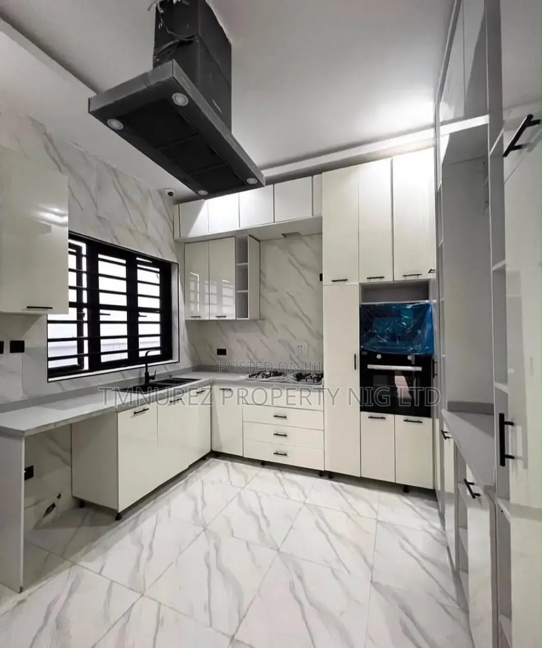 5bdrm Duplex in Chevron for rent in Chevron