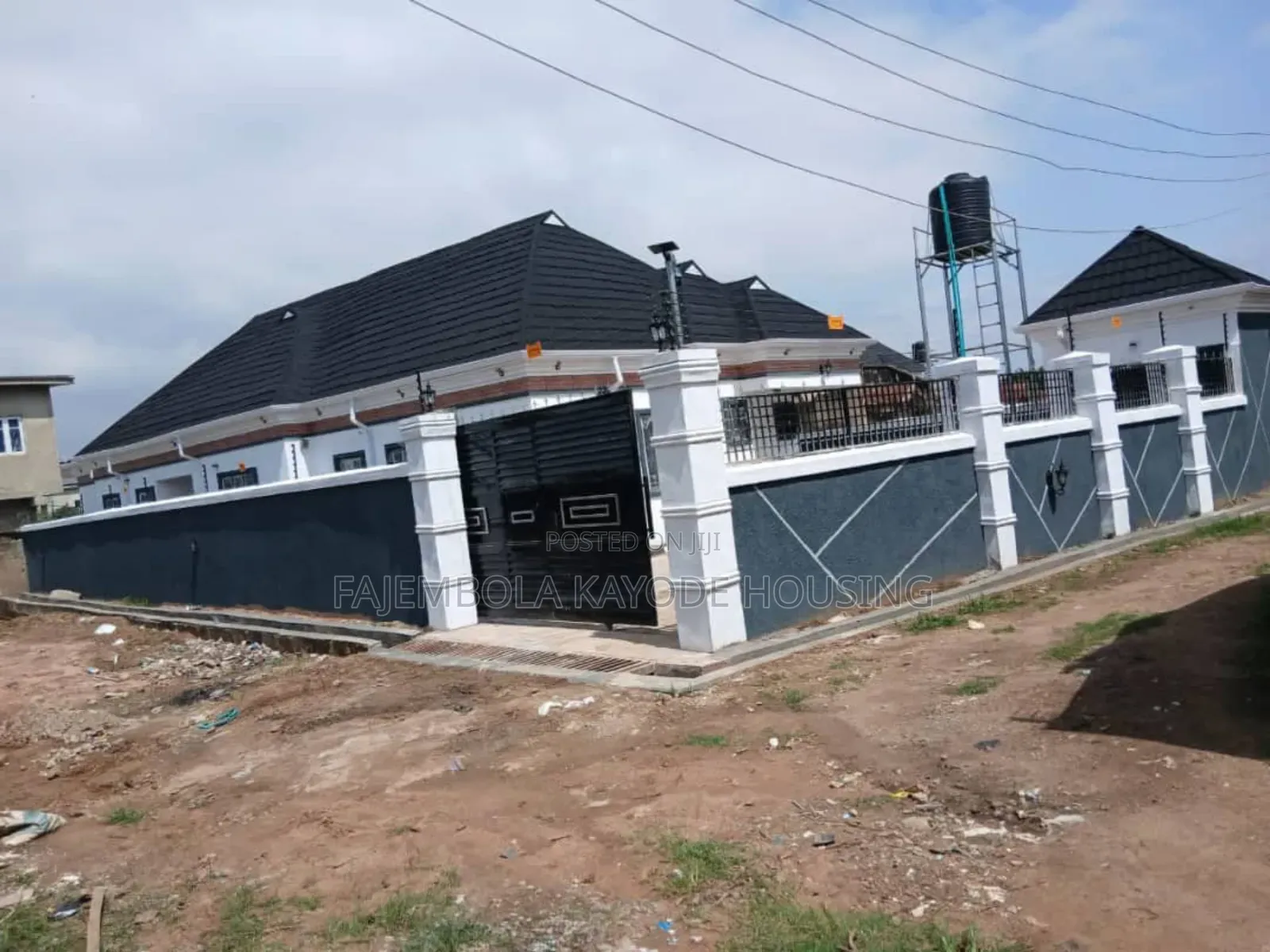 3bdrm Bungalow in Ahoyaya Estate, Jericho for sale in Jericho