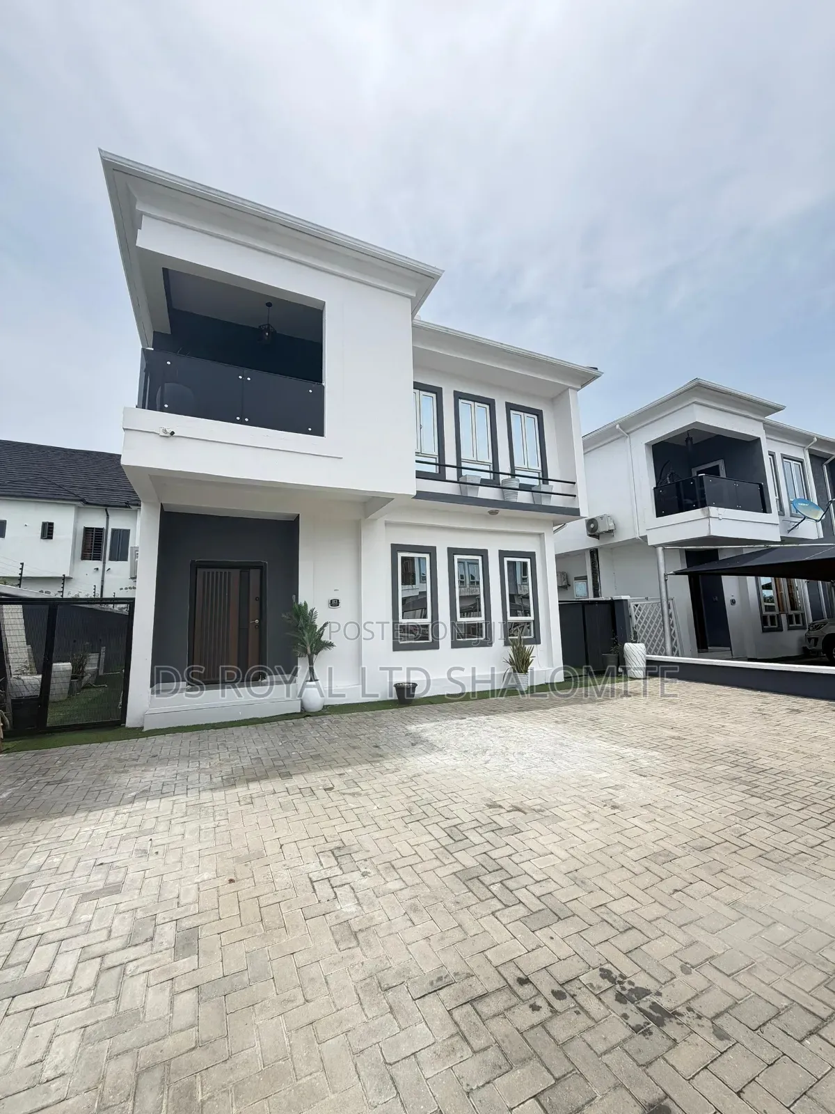 4bdrm Duplex in Ilaje / Lekki for sale in Ilaje / Lekki