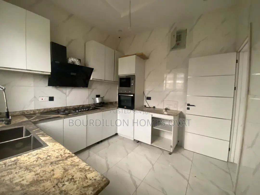4bdrm Duplex in Ikota Villa Estate for rent in Ikota