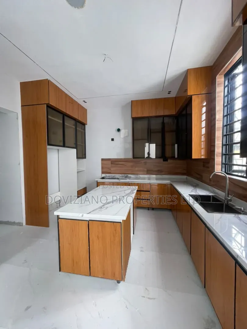 5bdrm Duplex in Chevron for sale in Chevron