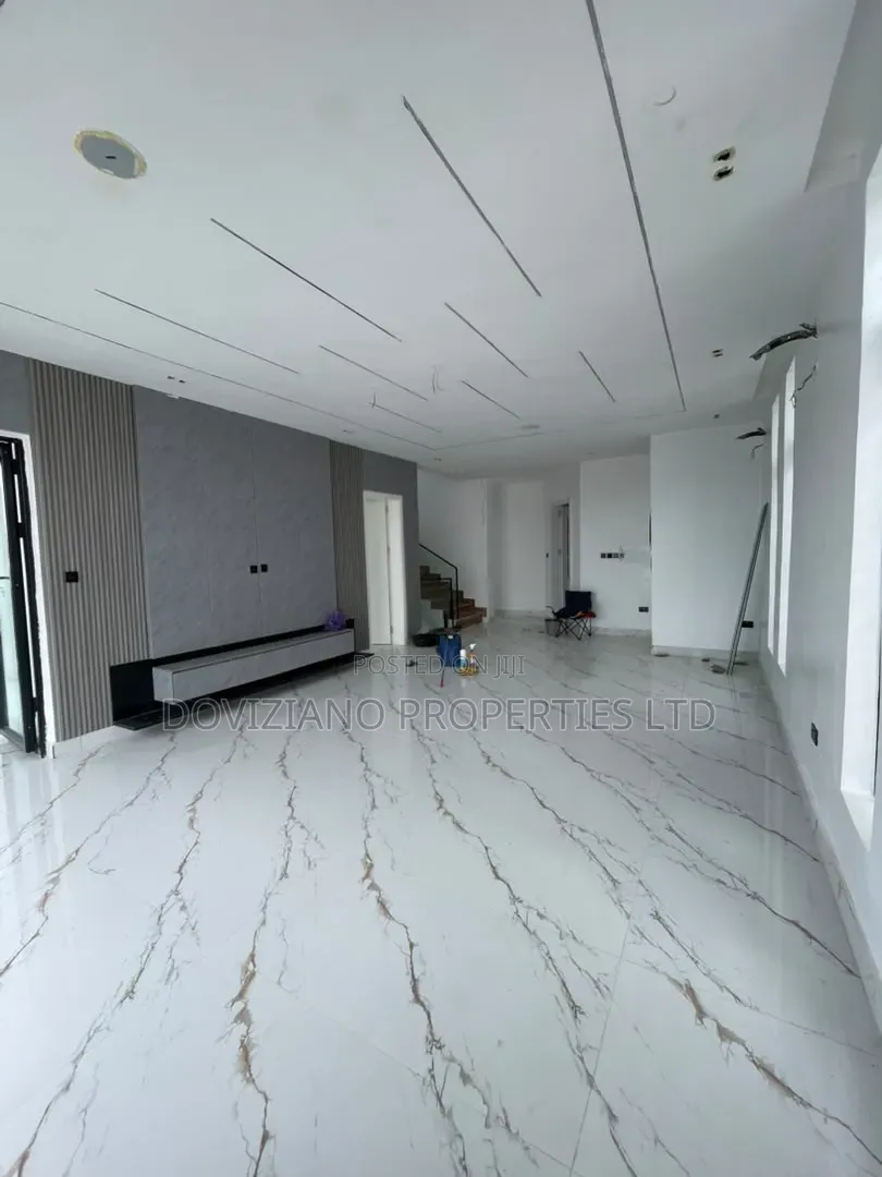 5bdrm Duplex in Chevron for sale in Chevron