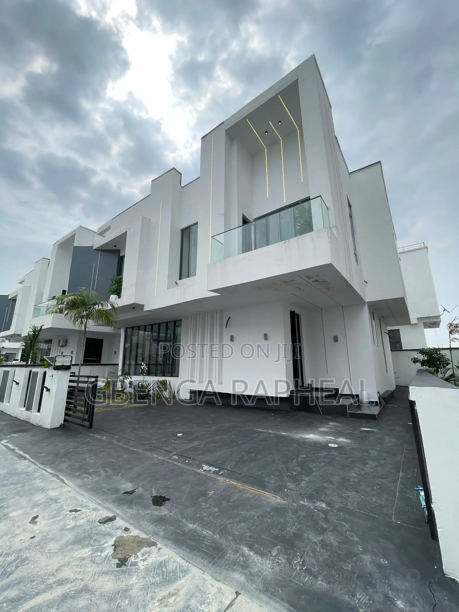 5bdrm Duplex in Chevron, Lekki for sale in Lekki