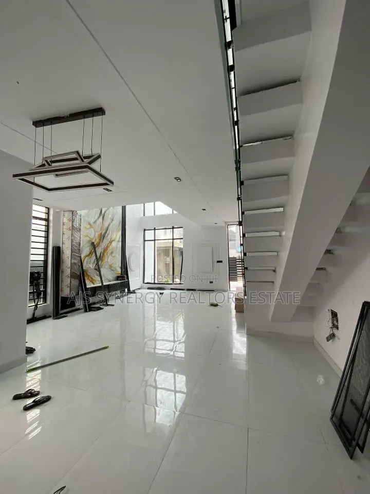 5bdrm Duplex in Ikota for sale in Ikota
