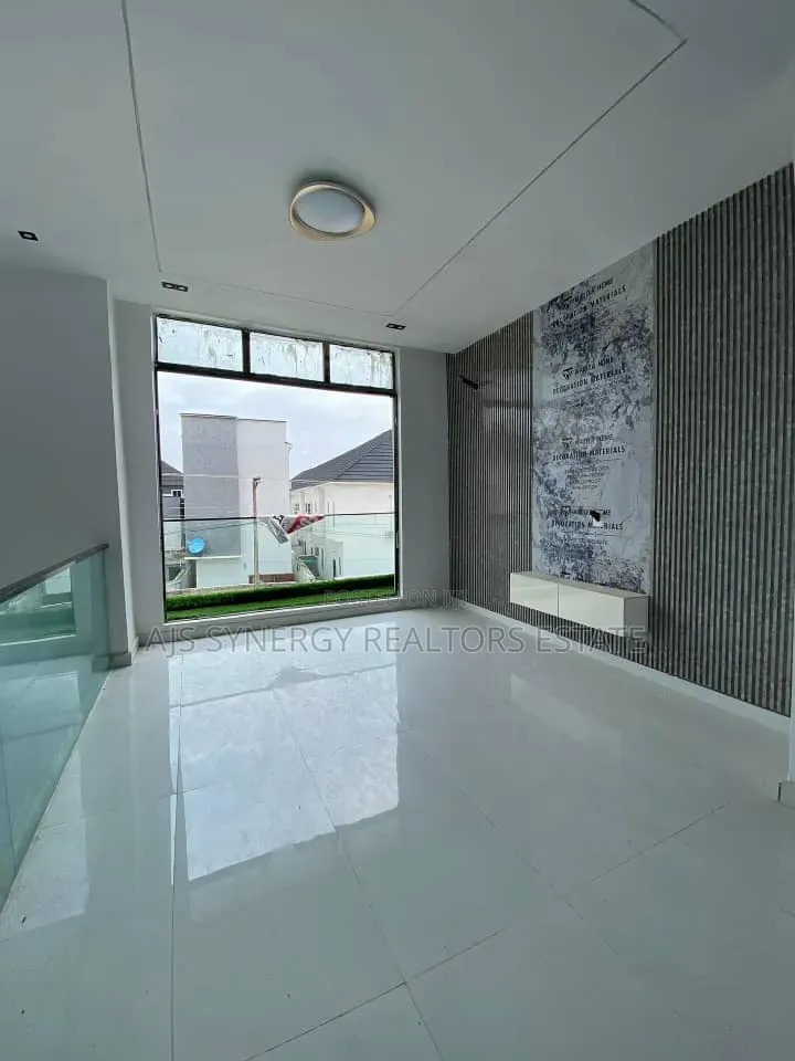 5bdrm Duplex in Ikota for sale in Ikota