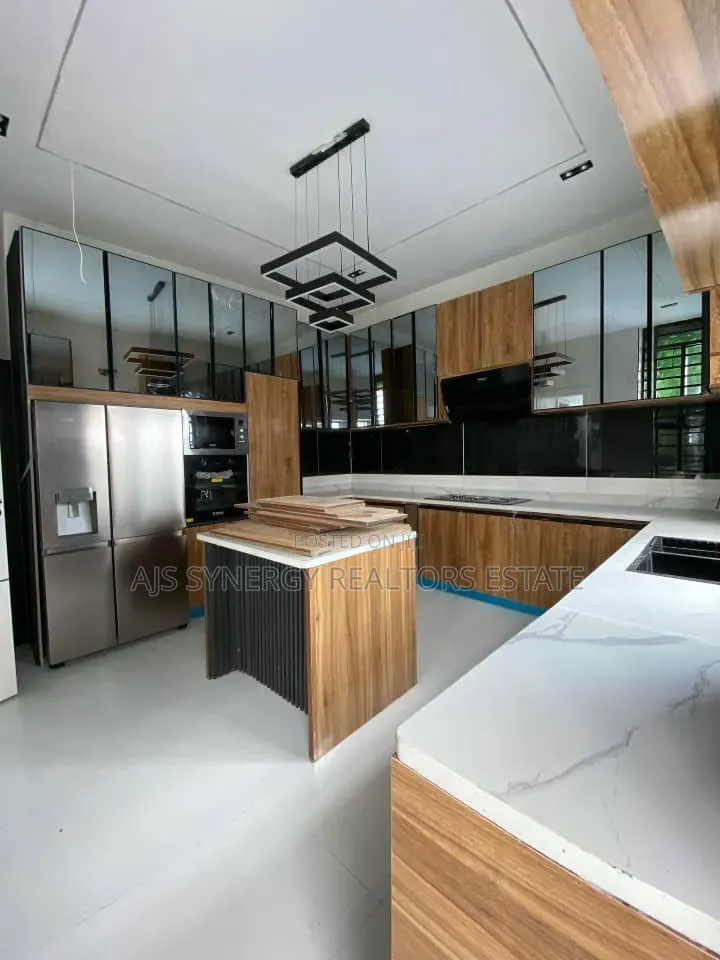 5bdrm Duplex in Ikota for sale in Ikota