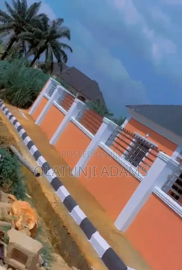 15bdrm Apartment in Onward Ogo Oluwa, Osogbo for sale in Osogbo