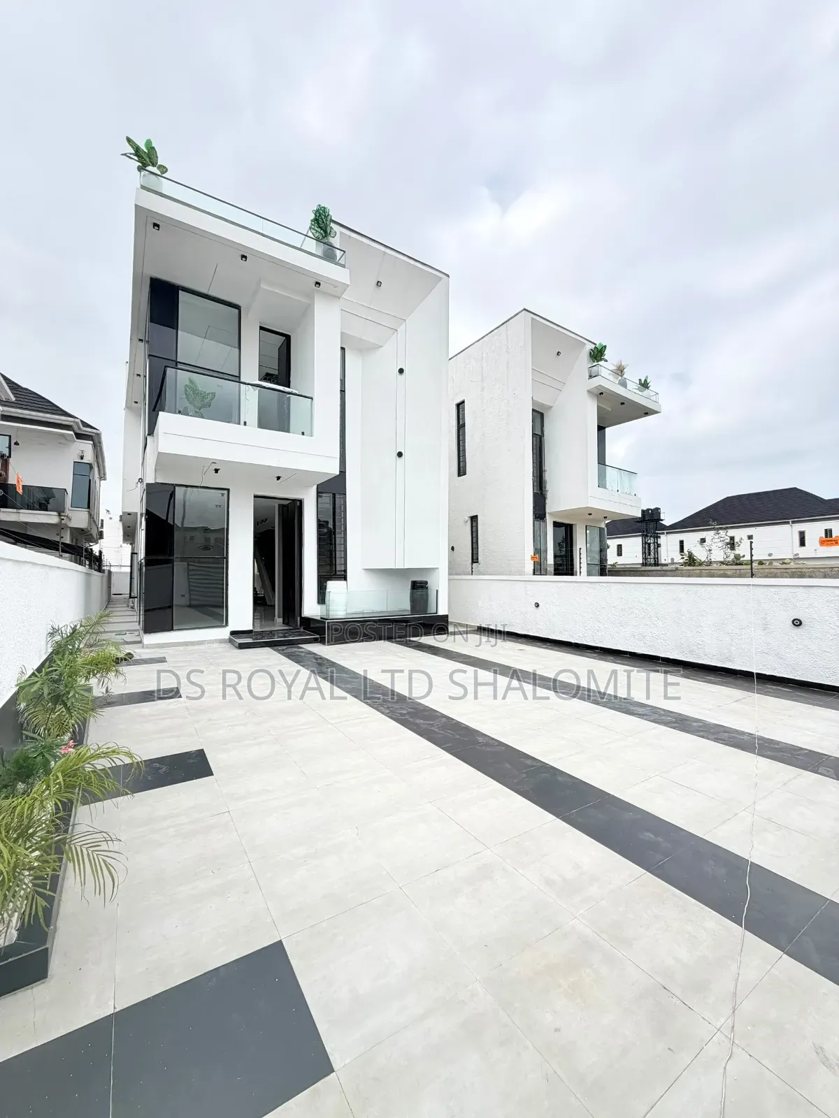 5bdrm Duplex in Ikota for sale in Ikota