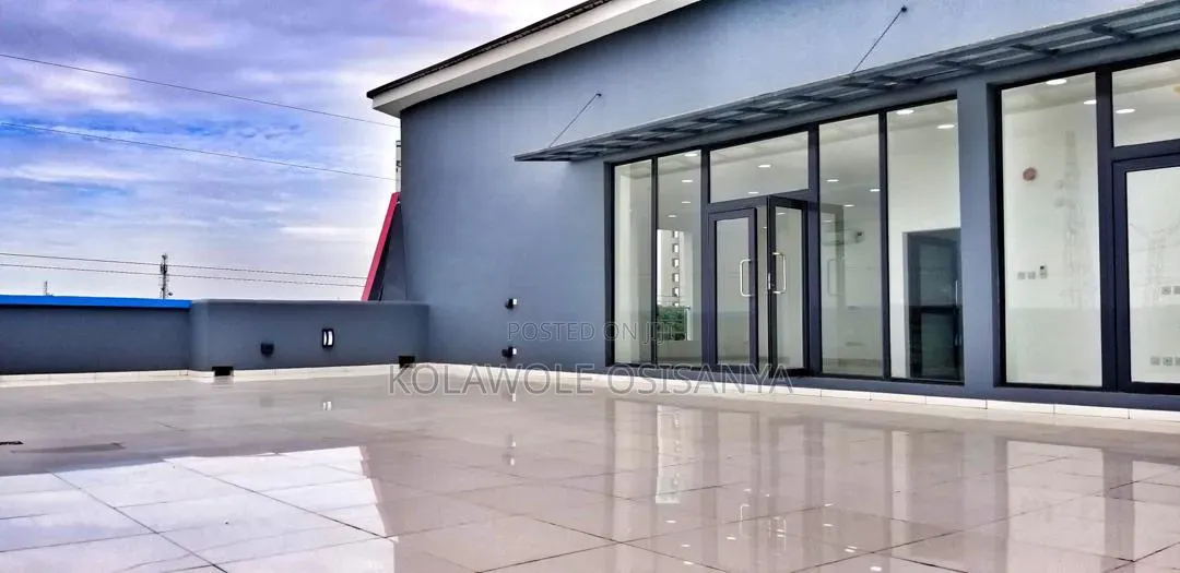 A Complex on 800sqm With Lettable Space on Bode Thomas in Bode Thomas