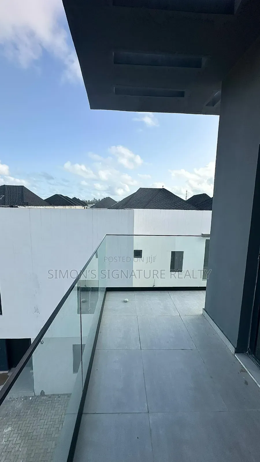 3bdrm Penthouse in Ikota for sale in Ikota