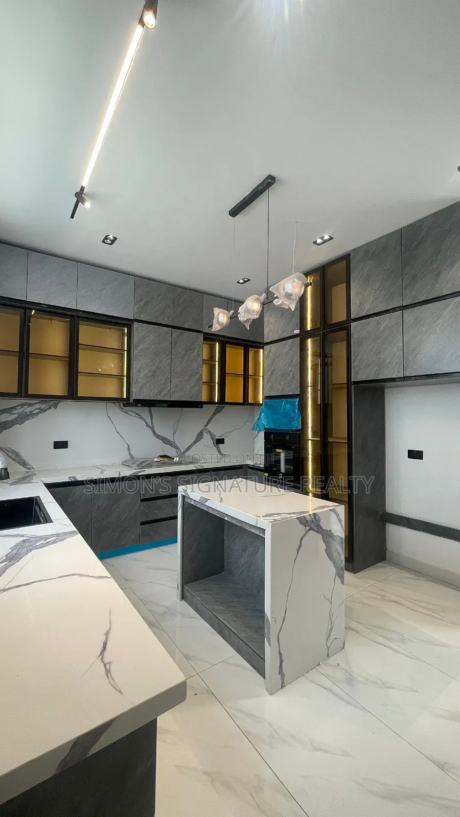 5bdrm Duplex in Chevron for sale in Chevron