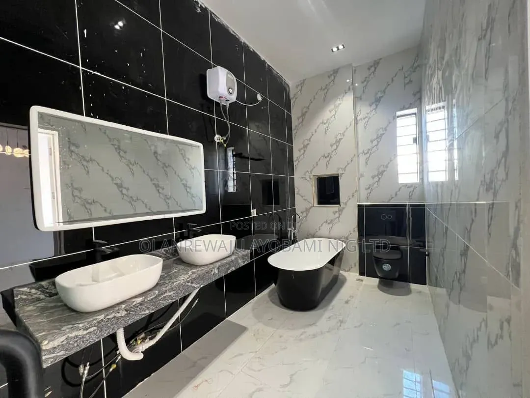 7bdrm Apartment in Lekki Phase 2 for sale in Lekki Phase 2