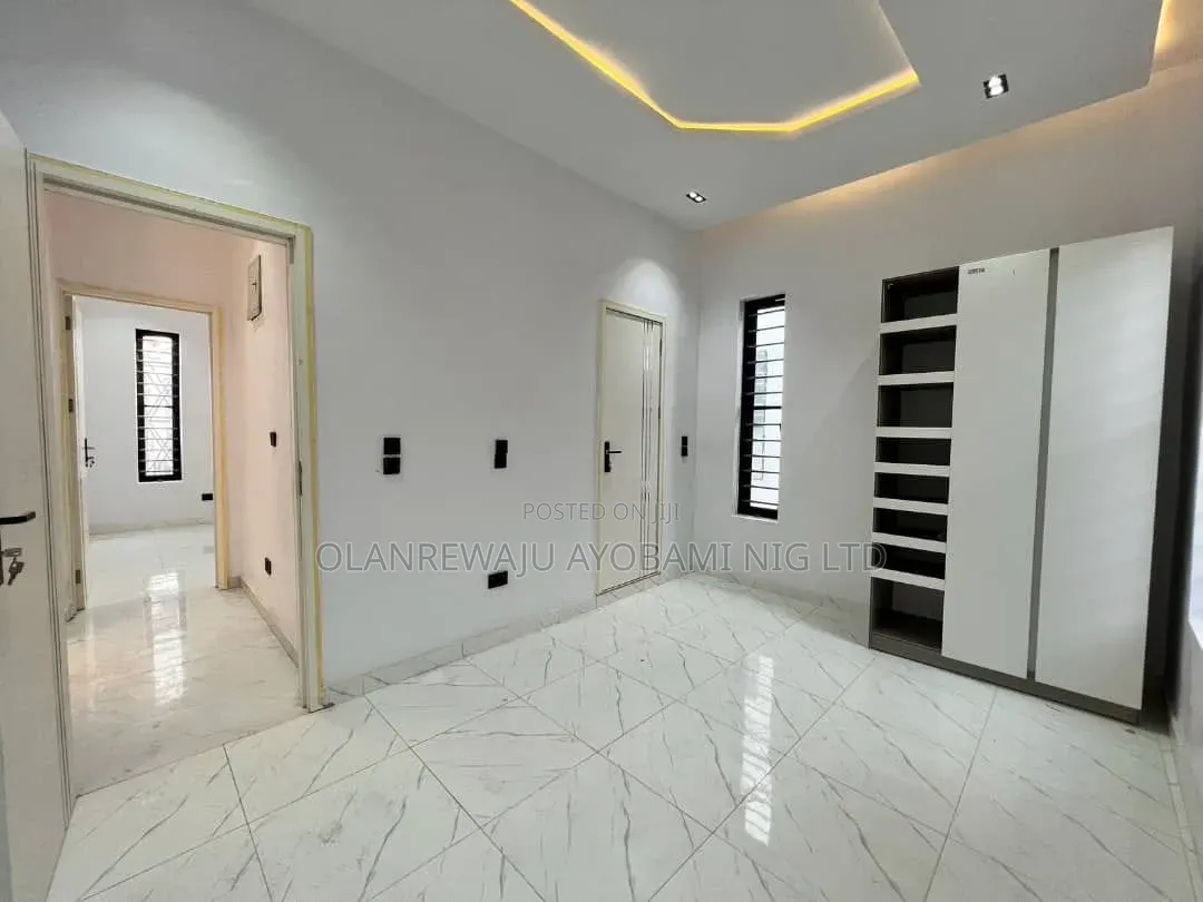 7bdrm Apartment in Lekki Phase 2 for sale in Lekki Phase 2