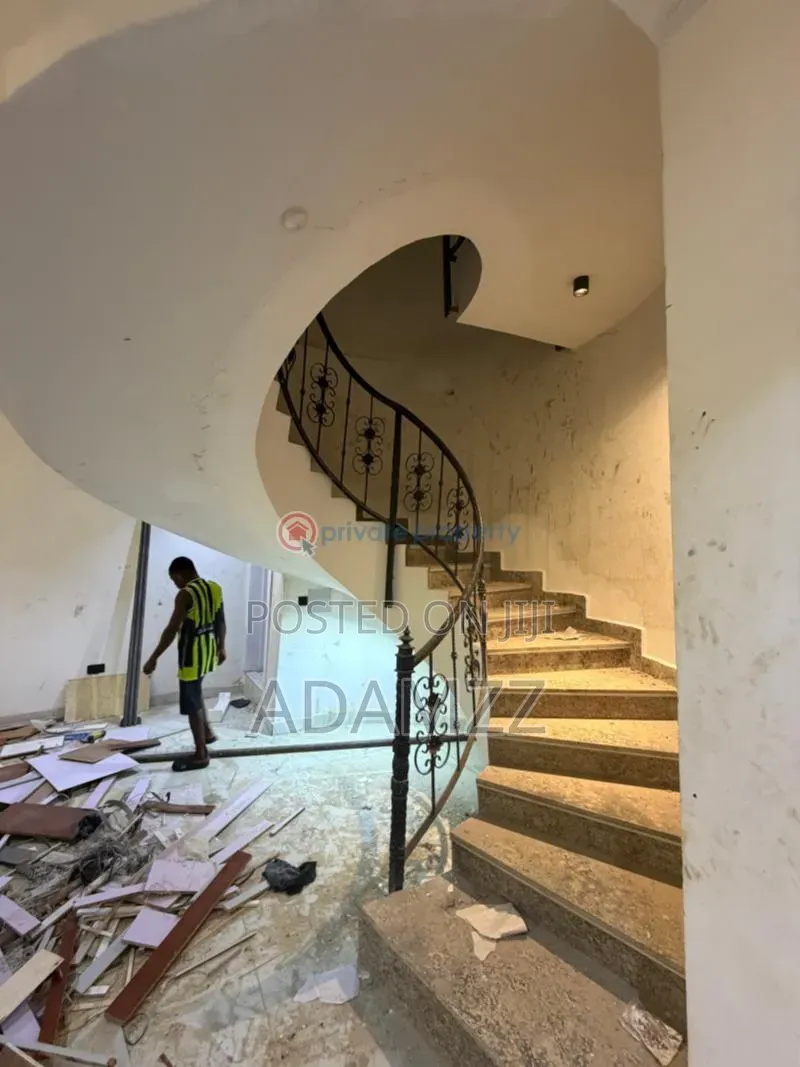5bdrm Mansion in Wtc Estate, Enugu for sale in Enugu